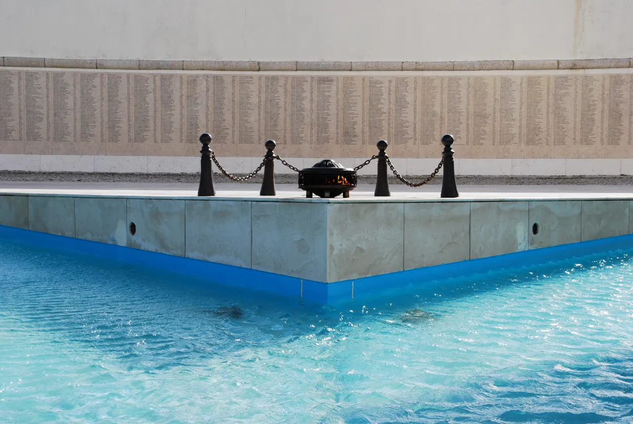 Pool feature wall by Meddany Construction